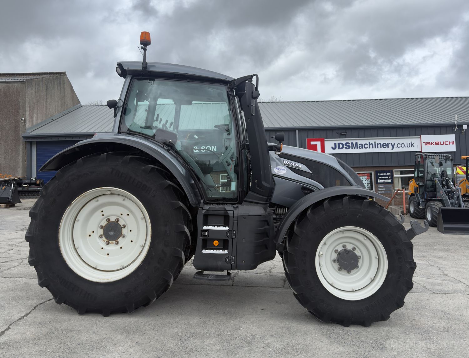 N174cb Valtra N174 Wales